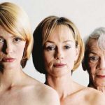 Três mulheres com idades diferentes aparecem na imagem, uma jovem a frente, uma madura e uma idosa